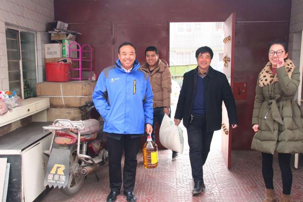 德隆公司領導班子慰問公司困難職工.jpg